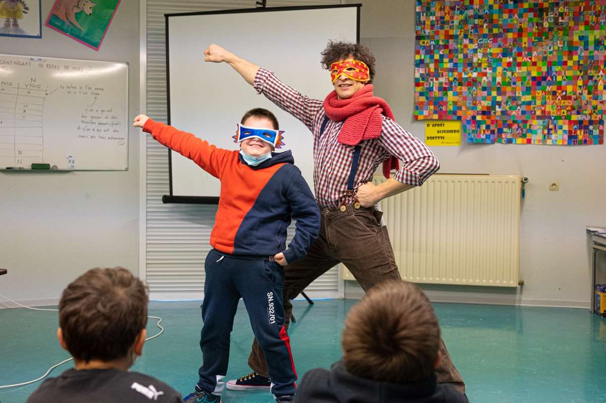 Un homme et un petit garçon se tiennent dans une pose théâtrale de super-héros